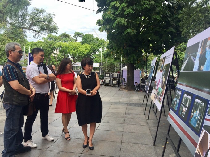 “疫情下的生活瞬间”摄影展在河内举行