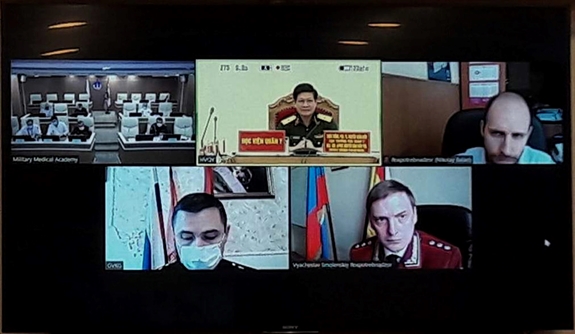 越南和俄罗斯军医举行新冠肺炎疫情防控线上交流会