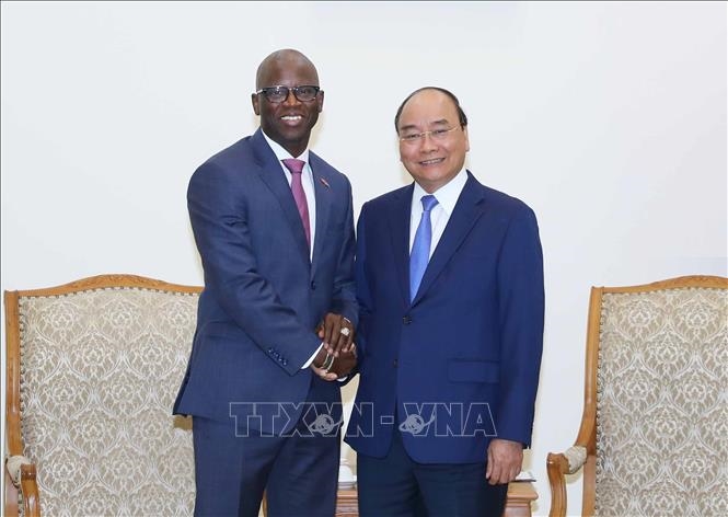 越南政府总理阮春福会见世界银行驻越南首席代表迪奥