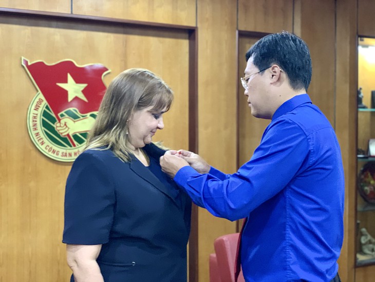 越南向古巴驻越副大使授予“年轻一代贡献”纪念章