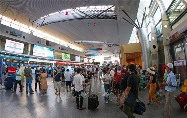 新冠肺炎疫情：岘港市协助游客办理离开手续