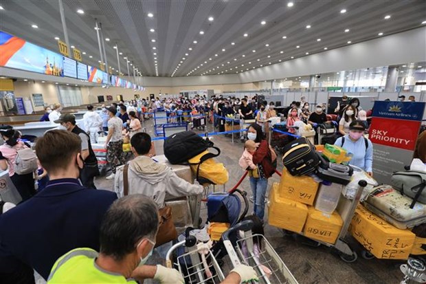 搭载近300名在俄越南公民的航班抵达芹苴国际机场