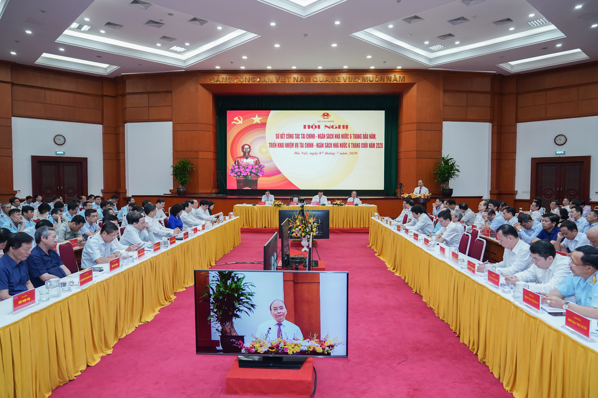 阮春福总理出席国家财政预算工作上半年总结会议