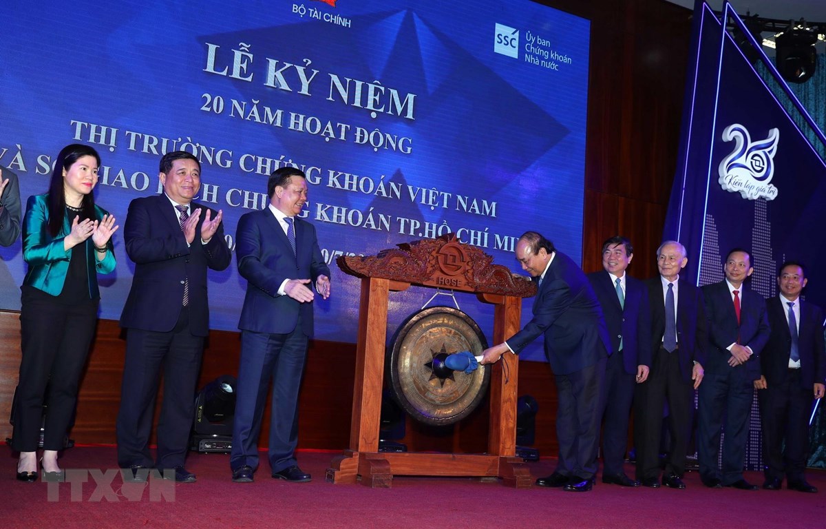 阮春福总理出席越南证券市场成立20周年纪念典礼