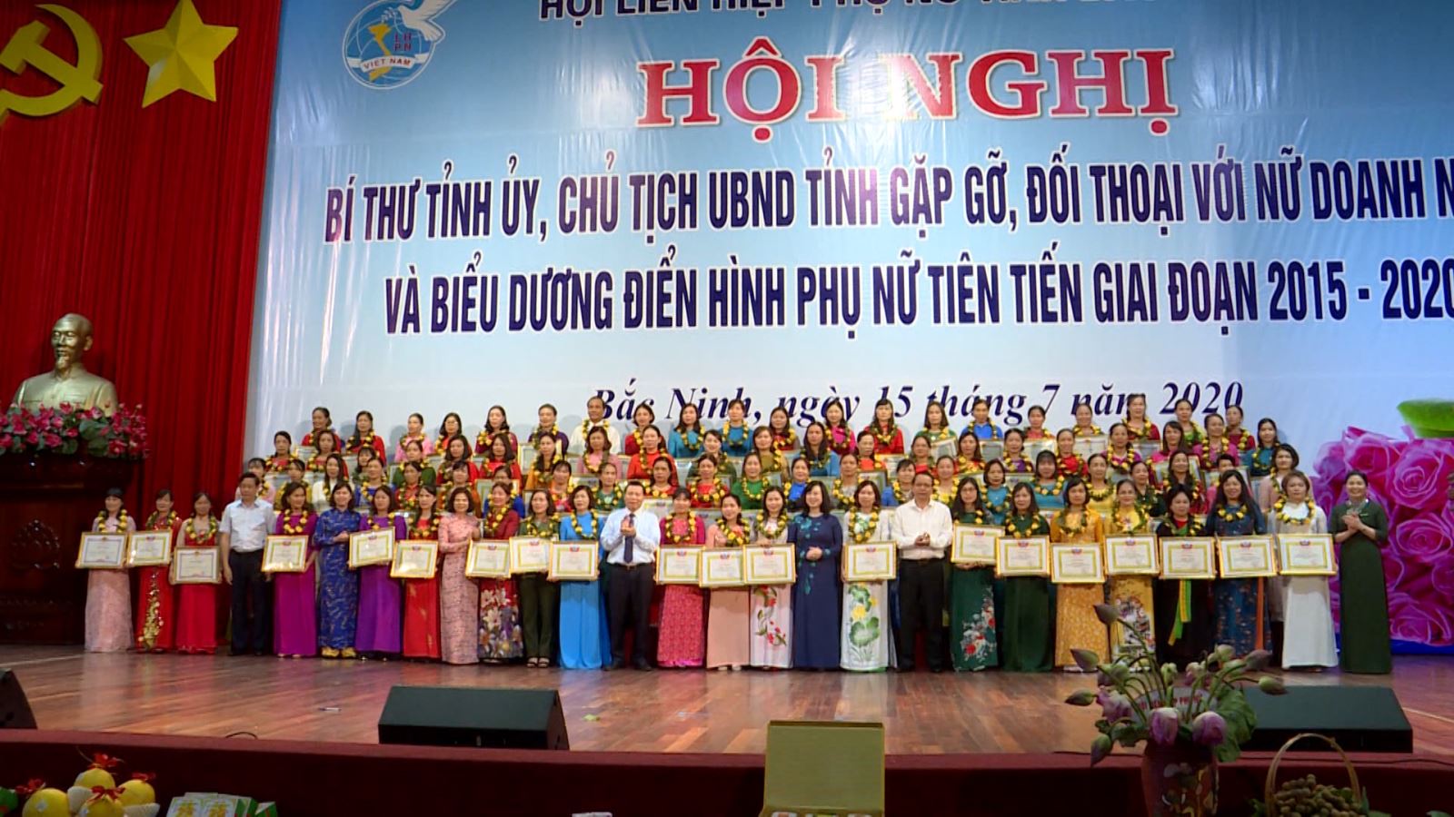 北宁省政府领导人与女企业家进行对话