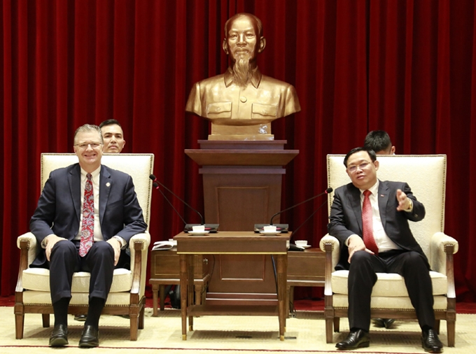 河内努力推进与美国各地之间的关系