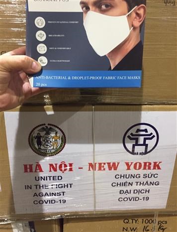 河内市向美国纽约市捐赠2吨口罩