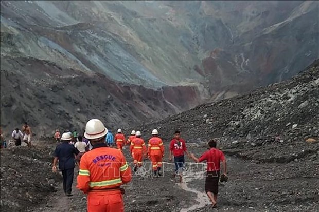 阮春福总理就缅甸矿区塌方事故致电慰问缅甸国务资政昂山素季