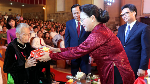 越南国会主席阮氏金银出席祖国记功证书颁授仪式