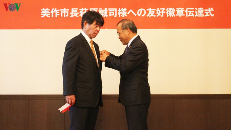 越南向日本美作市市长授予友谊勋章