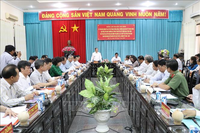 越共中央经济部部长阮文平与槟椥省省委领导举行工作座谈