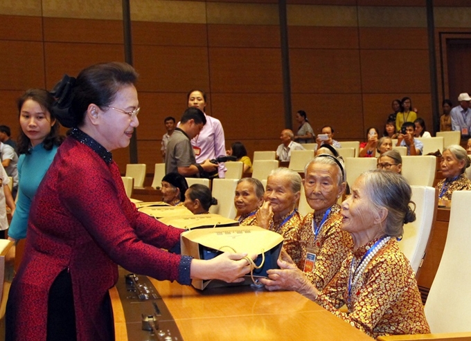 越南国会主席阮氏金银会见越南英雄母亲代表团
