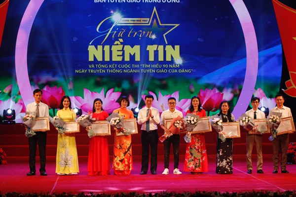 “越共中央宣教部门传统日90周年”知识竞赛总结会在河内举行