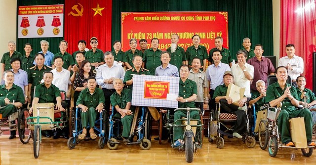 越南国会副主席杜伯巳看望慰问富寿省革命功臣疗养中心的伤病员