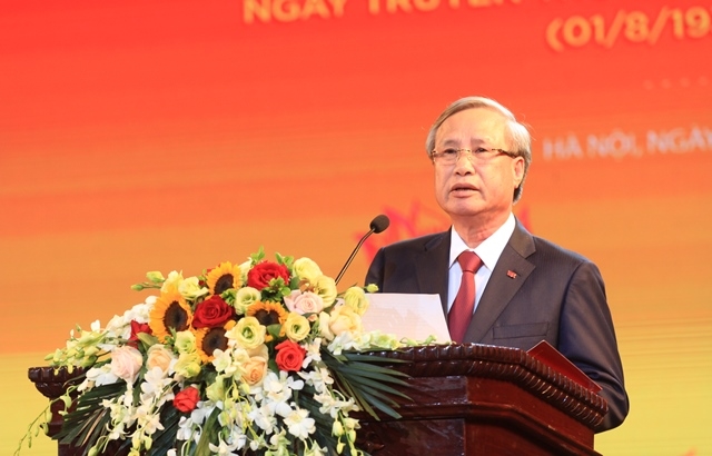 在新形势下，知识分子队伍的建设和发展比以往任何时候都更为重要