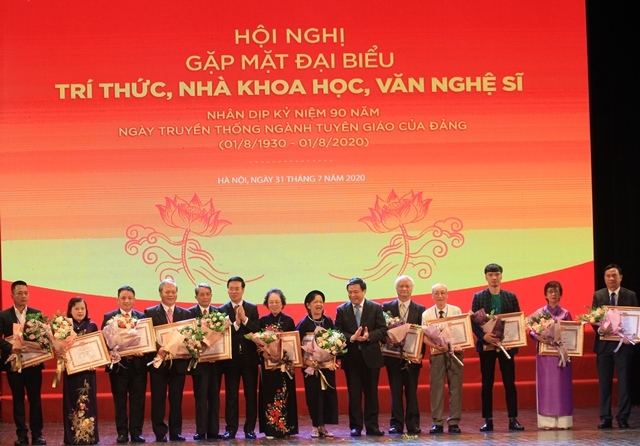 陈国旺同志：建设和发展知识分子、艺术家队伍是党的战略任务