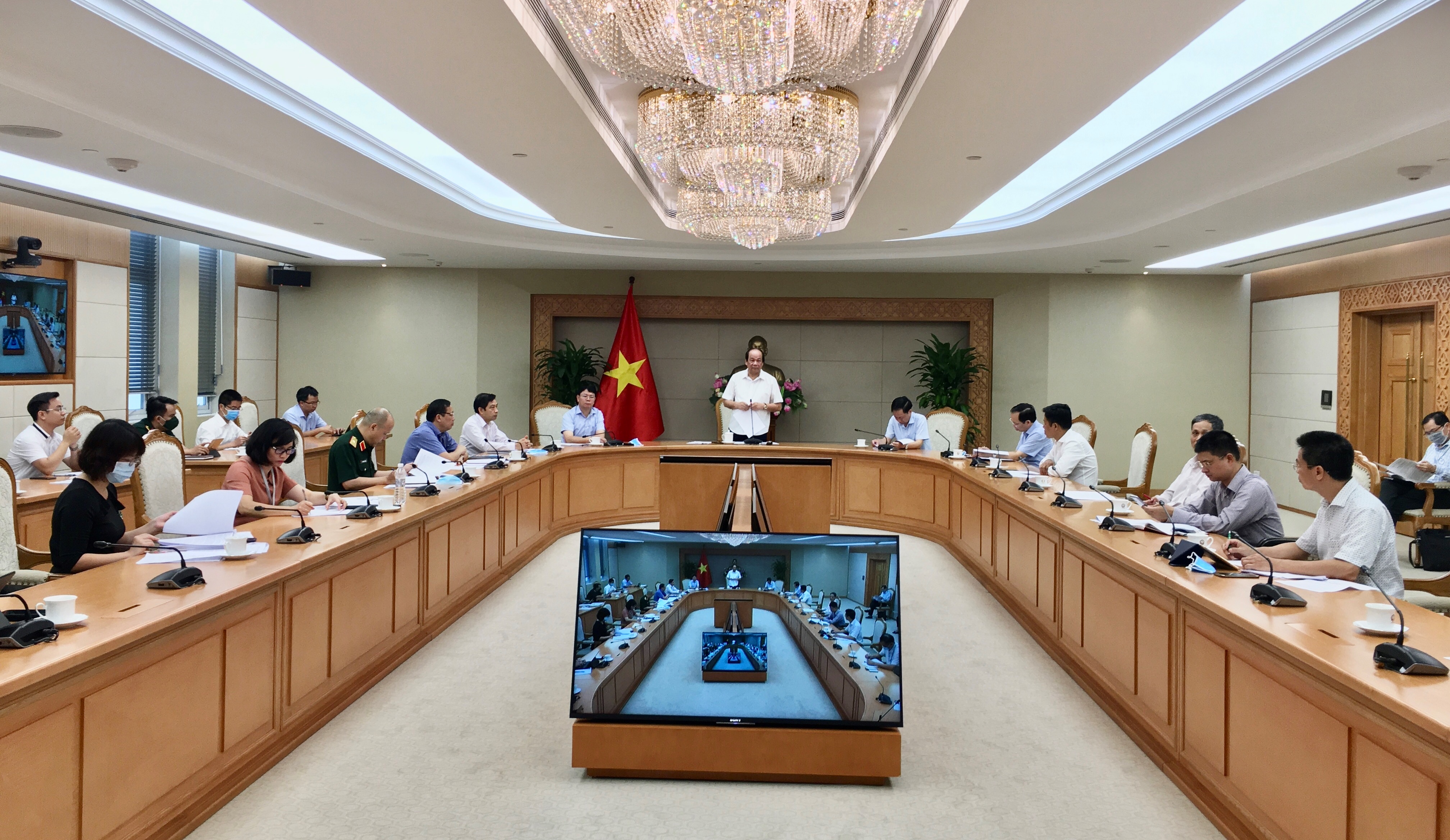 电子政务建设和行政手续改革要以“为人民和企业服务”为核心