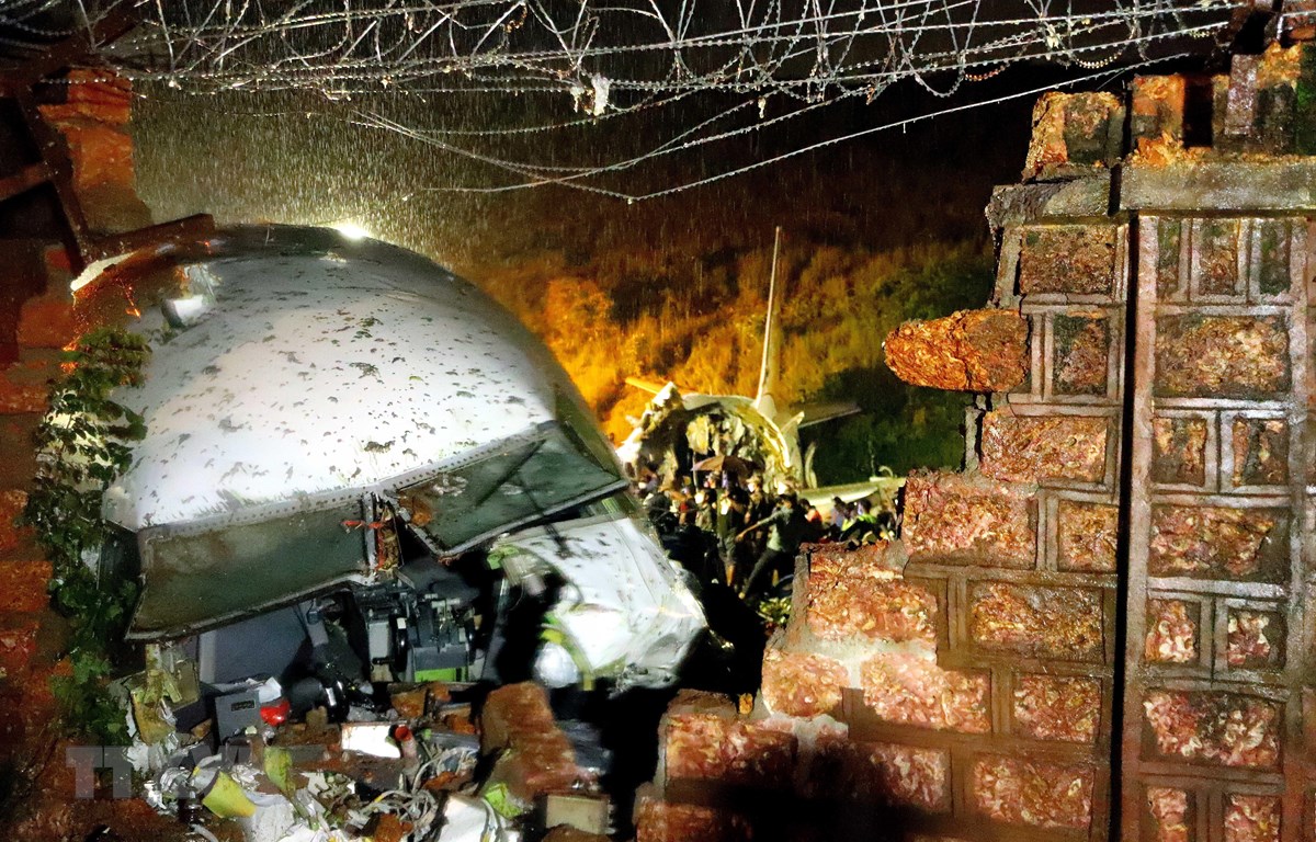 印度一架客机降落时冲出跑道至少16人死亡