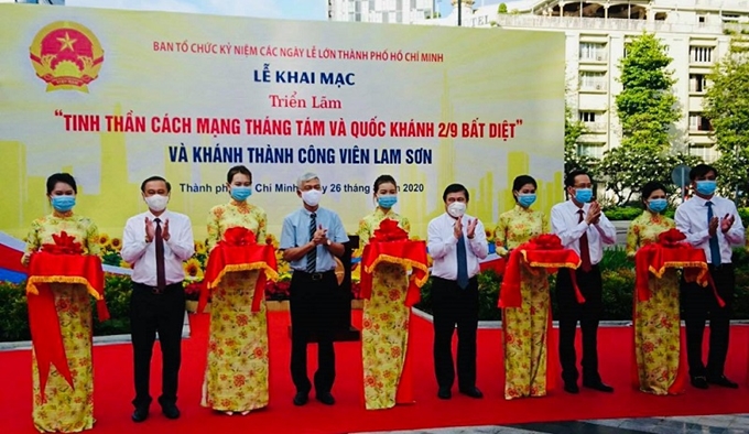 题为“八月革命和九二国庆节的精神永驻”图片展在胡志明市举行