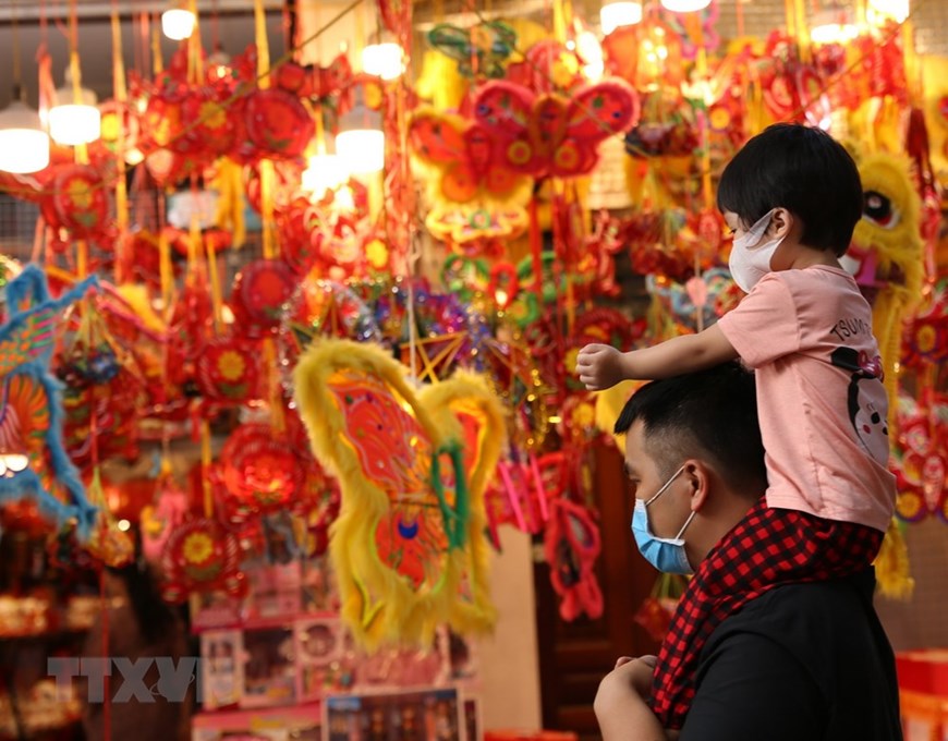 首都河内行马街挂起缤纷彩灯喜迎中秋