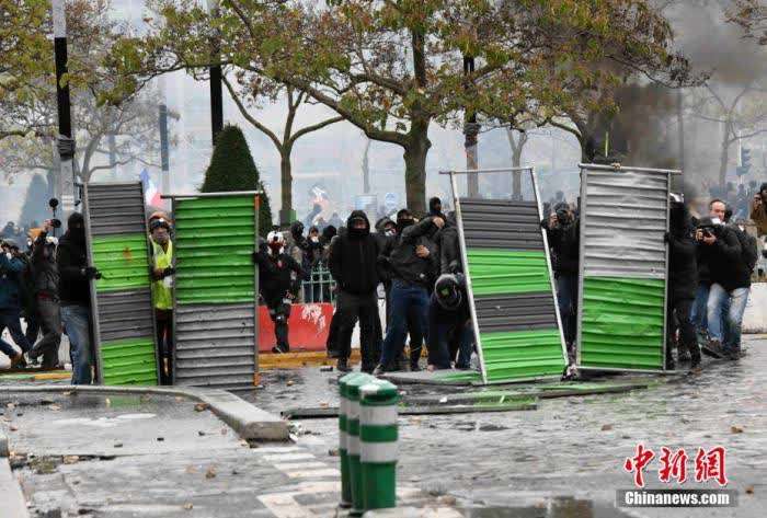 法国警方驱散在巴黎的“黄马甲”示威游行 300人被逮捕