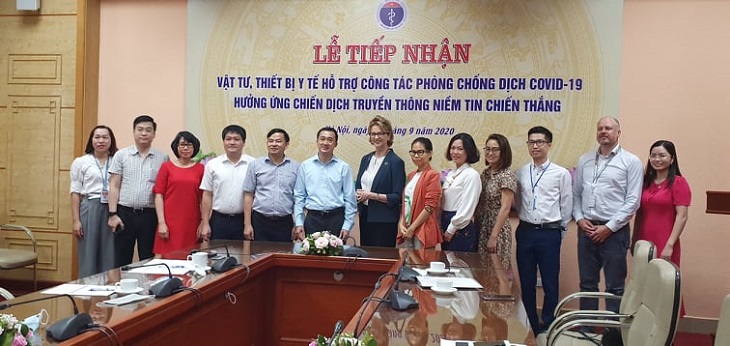 越南卫生部接收捐赠给抗疫工作的医用物资和设备