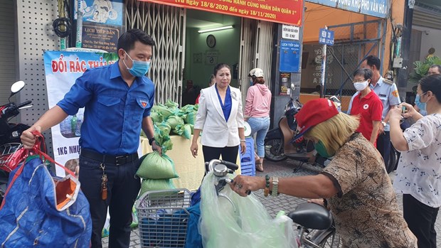 胡志明市开展“以塑料垃圾换大米”环保活动