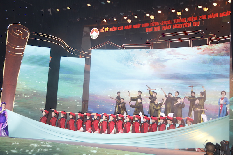 推崇大诗人阮攸的巨大贡献