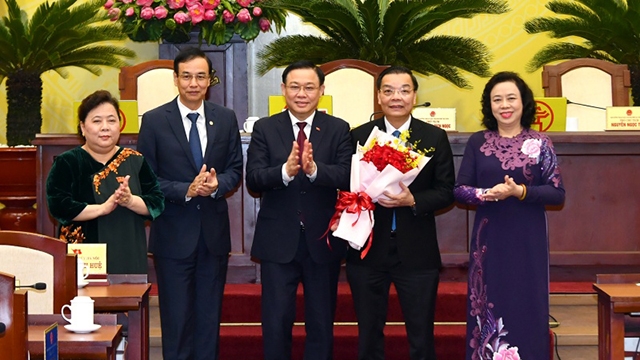 朱玉英同志当选河内市人民委员会主席