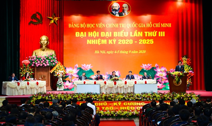 胡志明国家政治学院应继续巩固和提高作为高级党校的地位