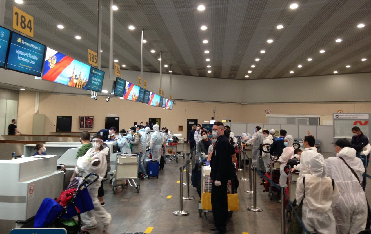越南将滞留在日本的350名公民接送回国
