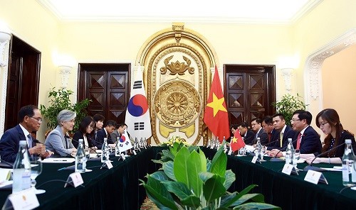 ​ 政府副总理兼外长范平明与韩国外交部长康京和举行会谈