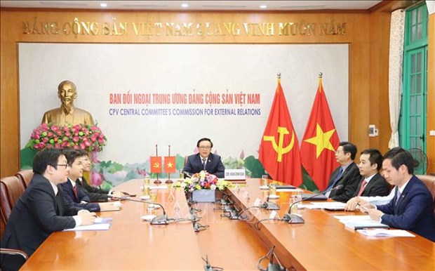 越共中央对外部部长黄平君与日本共产党国际委员会主任绪方康雄举行会谈