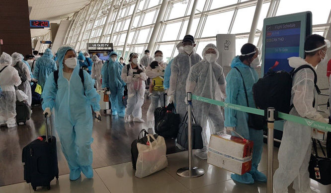 搭载在韩国越南公民的航班抵达金兰国际机场