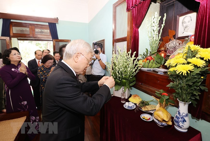 越共中央总书记、国家主席阮富仲前往胡志明主席遗迹区敬香