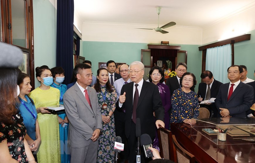 越南党和国家领导人敬香缅怀胡志明主席