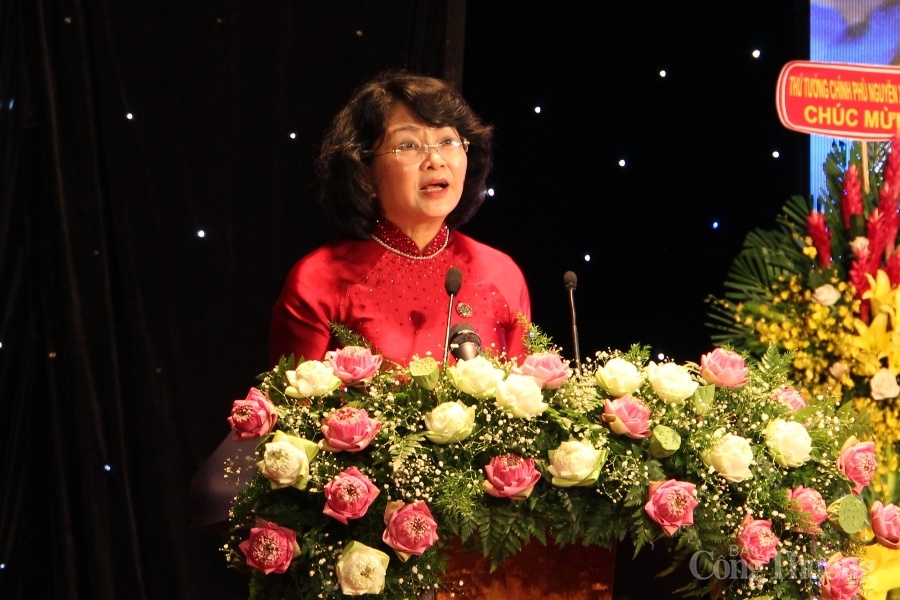 ​越南国家副主席邓氏玉盛出席岘港市第五次爱国竞赛大会