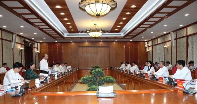 越共中央政治局继续与中央直属各党组织举行工作会议