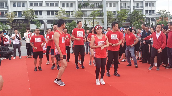 “与越南一同奋进”马拉松赛开赛