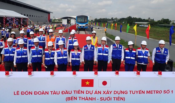 胡志明市举行城市地铁一号线首列车接车仪式