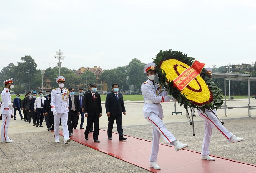 出席越共中央直属机关代表大会的代表入陵瞻仰胡志明主席遗容
