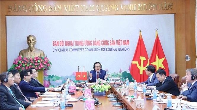 越南共产党与英国全党议会团体举行第一次对话