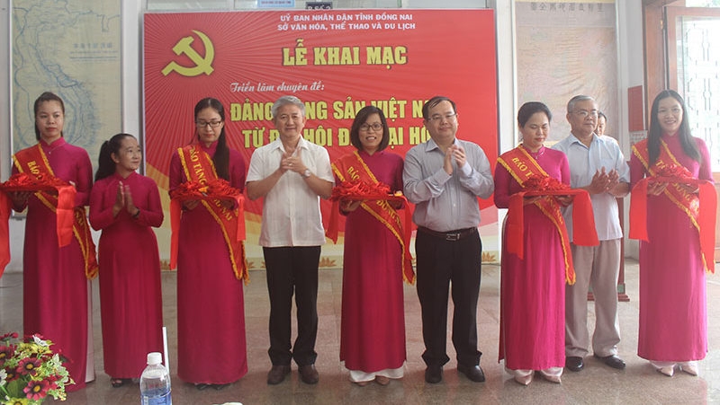 “越南共产党从大会到大会”图片展正式开展