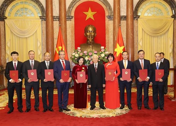 越共中央总书记、国家主席阮富仲向驻外大使颁发任命书