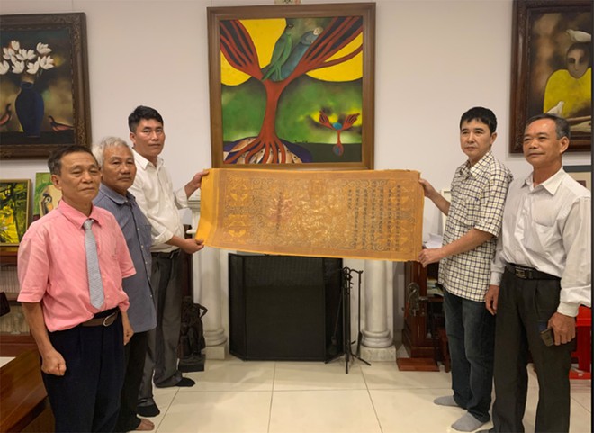 河东人士小组为“河内之爱”携手保存册封书