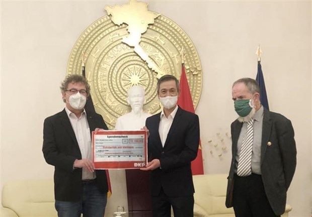 德国共产党帮助越南中部灾民开展灾后重建工作