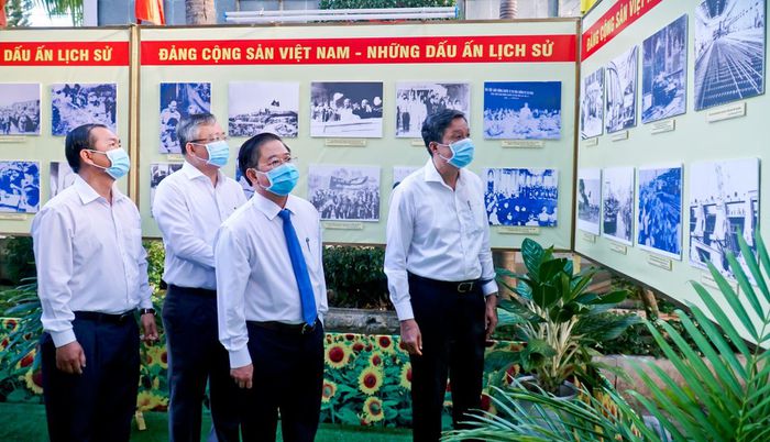 “越南共产党--历史烙印”摄影展在芹苴市开展