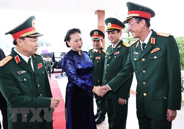 国会主席阮氏金银：第五军区集中建设廉洁强大的党委