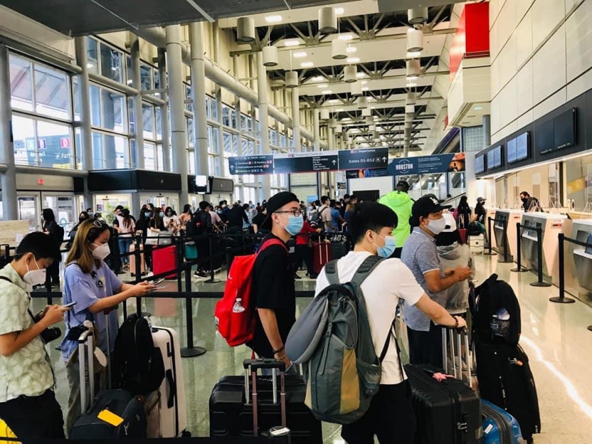 新冠肺炎疫情：将在美国滞留的近360名越南公民安全接送回国
