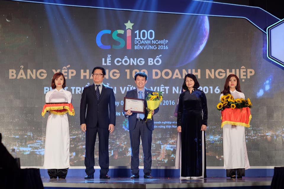 邓氏玉盛副主席出席2020年越南可持续发展企业100强名单公布仪式